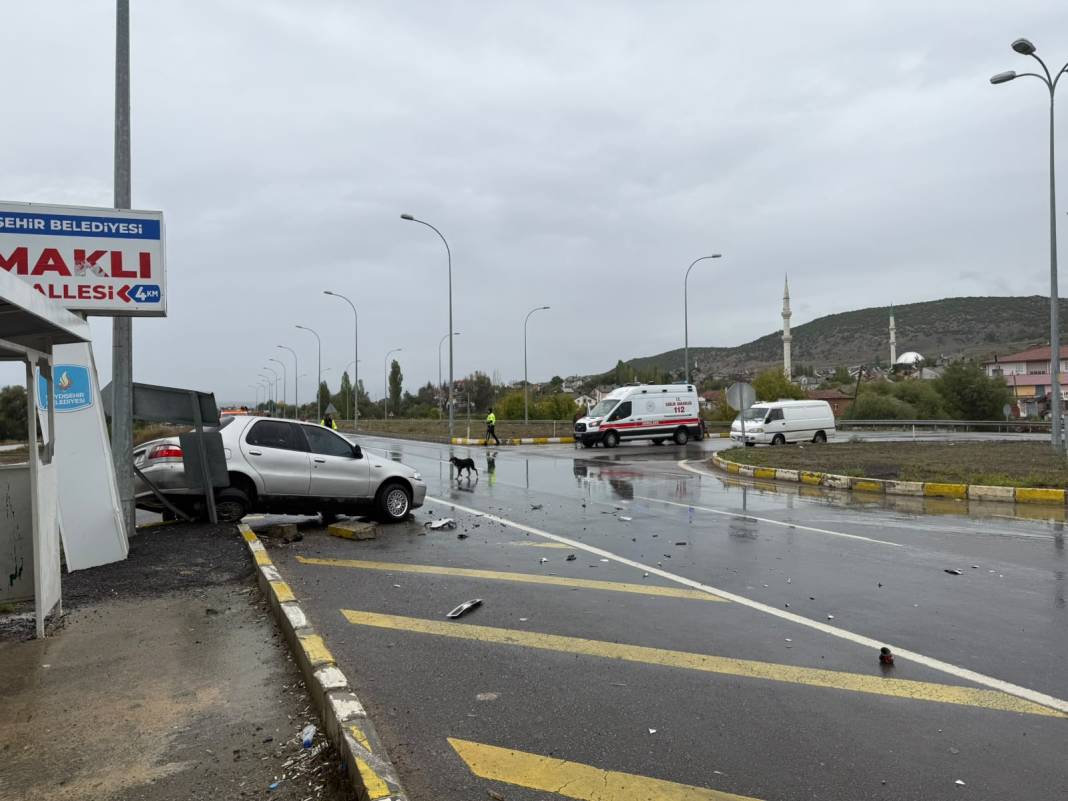 Konya'da traktör ve otomobil kavşakta çarpıştı: Yaralılar var 3